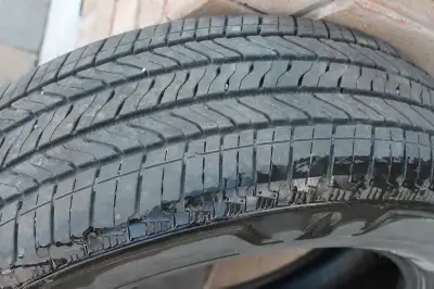 4 Bridgestone all season tires for a car or SUV. 225/65R17 with 40,000 kms.