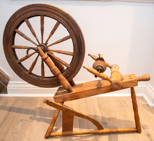 Antique Spinning Wheel in Arts & Collectibles in City of Toronto
