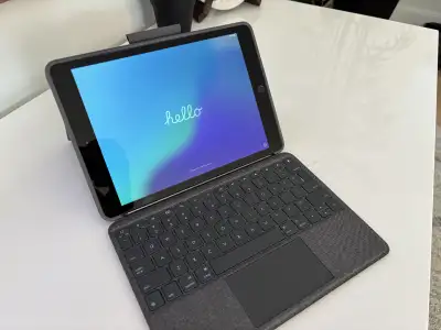 Like-New iPad 8th Gen (10.2”) + Logitech Keyboard w/ Trackpad Excellent condition Apple iPad 8th gen...