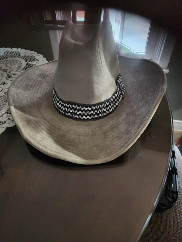 Cowboy hats in Multi-item in Moncton - Image 5