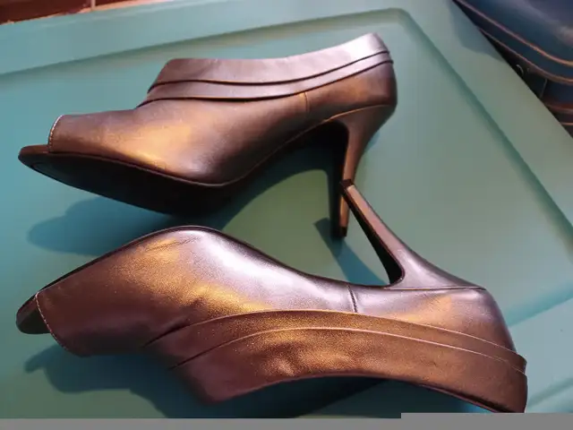 Fioni silver open toed high heels in Women's - Shoes in Calgary - Image 6