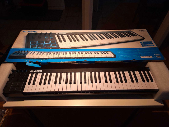 Alesis V61 Midi Keyboard Controller in Pro Audio & Recording Equipment in Markham / York Region - Image 2