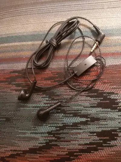 Samsung headset with Microphone for sale for pick up only price is solid