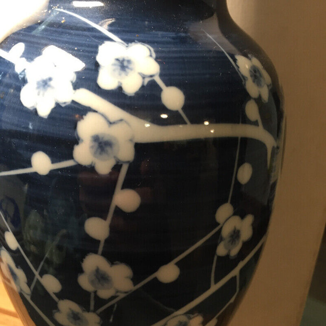 ANTIQUE LARGE CHINESE QING BLUE AND WHITE PRUNUS PAINTED VASE in Arts & Collectibles in Vancouver - Image 4