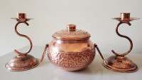 Chandeliers et pot en cuivre Copper candlesticks and covered pot