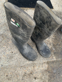 Steel toe rubber boots 