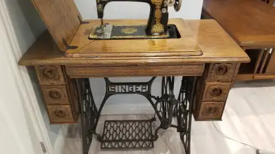 Vintage Singer Sewing Machine (Recently Refinished)