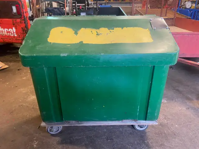 Rolling Feed Bin - 42" x 21"525760312241694721