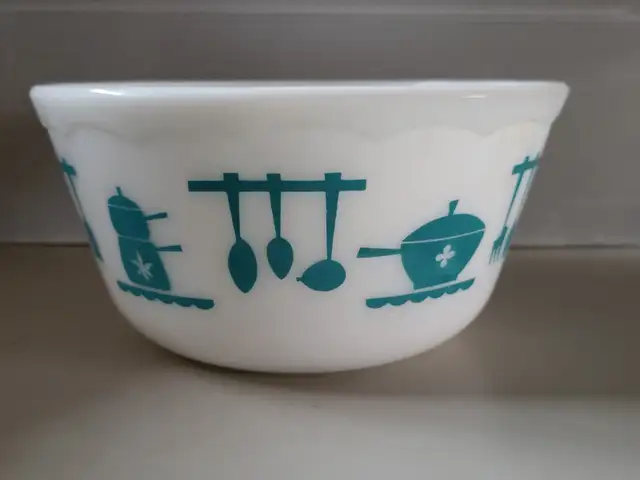 Hazel Atlas Turquoise Milk Glass Mixing Bowl with Rolled Rim in Arts & Collectibles in Oshawa / Durham Region - Image 8