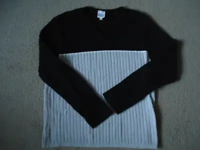 Nice casual dress sweater. FIBRES brand. Large/XL size. Has been worn before few times. 10 bux . Smo...