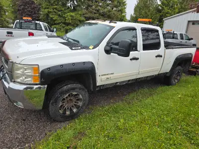 2008 chevrolet 2500 6.0L 6L90 Needs rockers and wheel bearings. Runs and drives great. It has new ex...