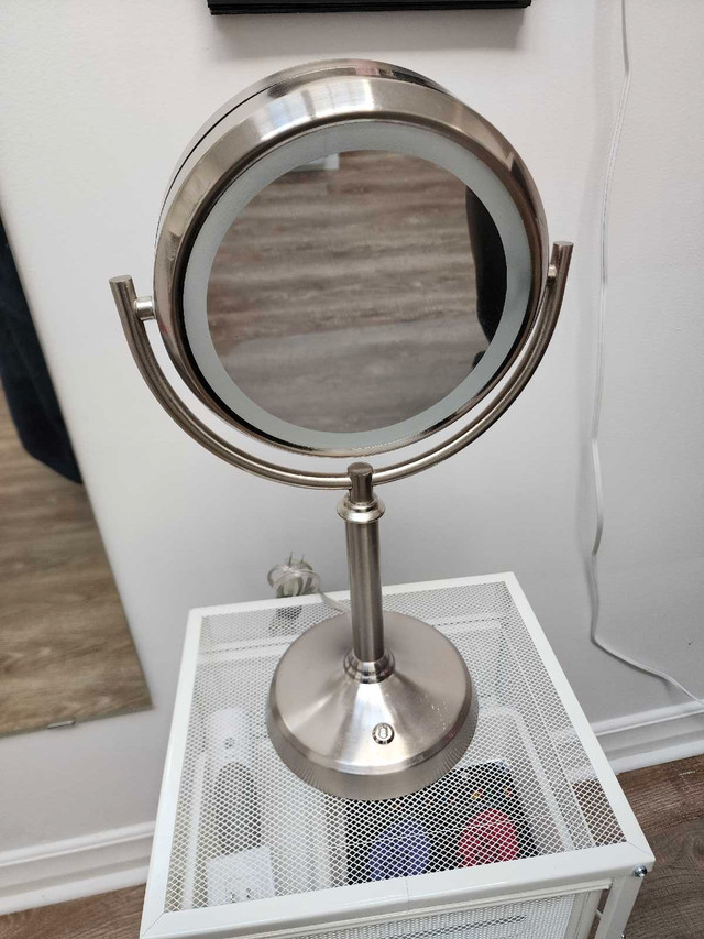 Double sided magnifying mirror dans Autre  à Ville de Montréal