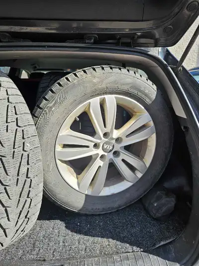 Pneu nokian Hiver 225 60 17 usagé bon pour 2 3 saison Avec mag kia 5 114 3 17 coeur 67.1 Pas de livr...