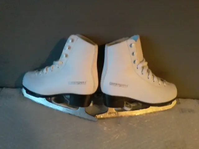 Patins à glace femme (2 pres X 9-9.5/3 pres X 9.5-10)/$40.00 pre in Skates & Blades in City of Montréal - Image 11