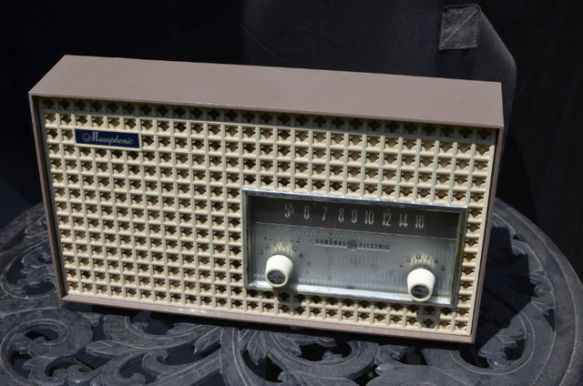 GENERAL ELECTRIC 15R13 RADIO in Arts & Collectibles in Oakville / Halton Region