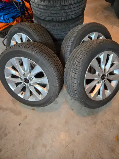 4 Michelin Defender 2 tires ( 6 months old ) 215/55 R 17. Mounted on 17" alloy rims. Rims are 7" wid...