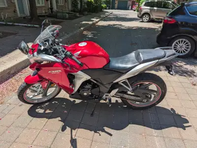 Well maintained Honda CBR250R for sale, great bike for inter-city travel. Perfect for beginner rider...