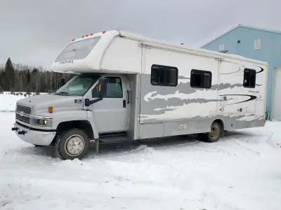 2004 Gulfsteam Endura Super C Motor Home Model 6316 32.5 ft length 11 ft 10" heigh 2004 Chevrolet 55...