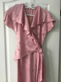 Superbe robe rose avec encolure à volants