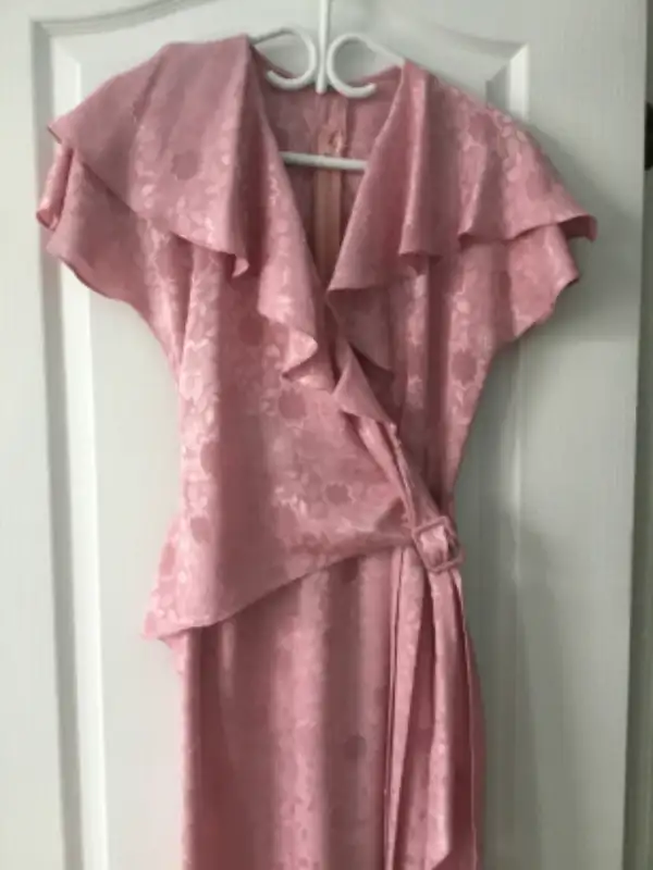 Superbe robe rose avec encolure à volants in Wedding in Gatineau - Image 2