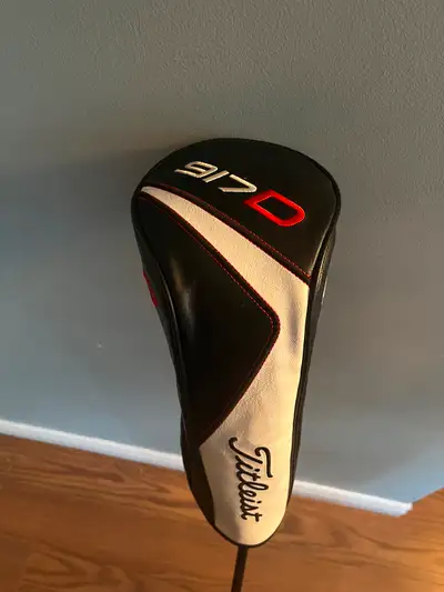 Titleist driver 917d2 droitiers et un hybride 5 27 degrés qi10 120$ chacun en très bonne état. Bois...