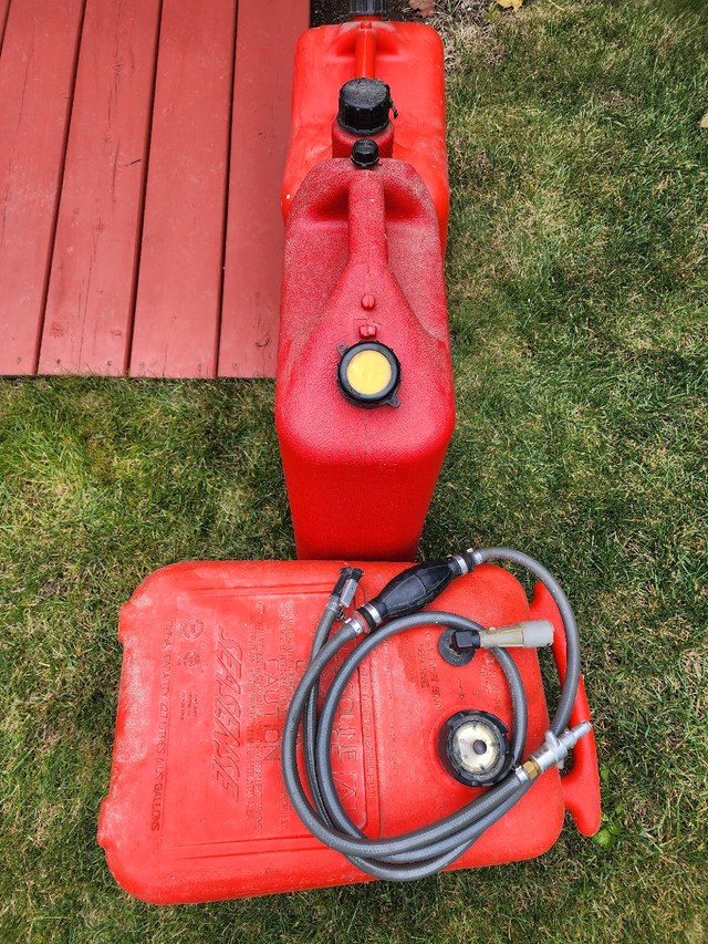 5 gallon gas containers - 3 containers in Snowblowers in London