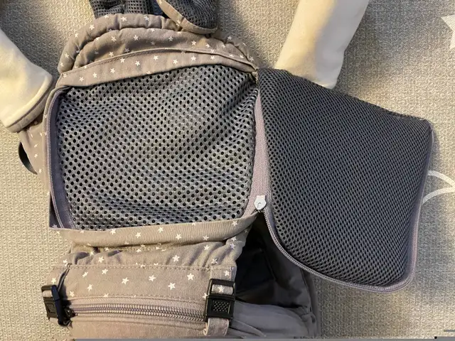 Seated baby carrier (Korean) in Strollers, Carriers & Car Seats in Markham / York Region - Image 3