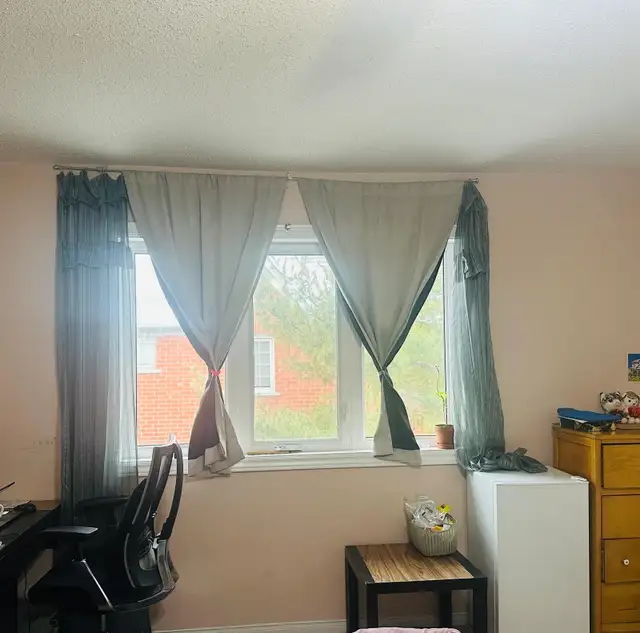 Furnished master bedroom mins from Square /one (Females) - Imm.