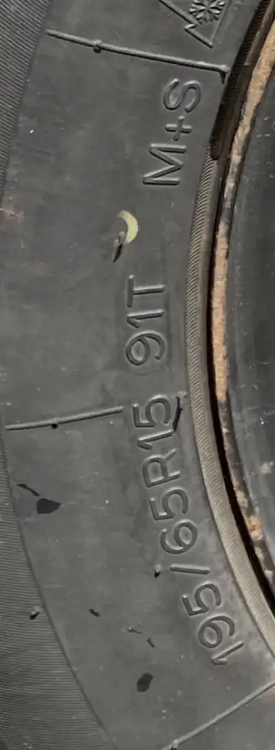 Salut! Je vends un ensemble de 4 pneus d’hiver Uniroyal Tiger Paw Ice & Snow 3, de dimension 195/65R...