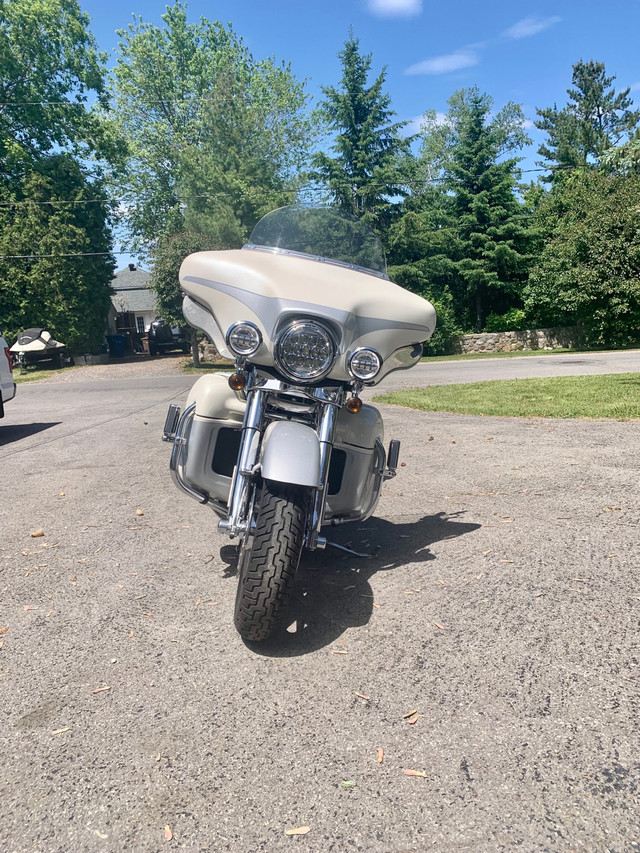 2008 Screaming Eagle CVO Ultra Classic Electra Glide 3 dans Utilitaires et de promenade  à Ouest de l’Île - Image 3