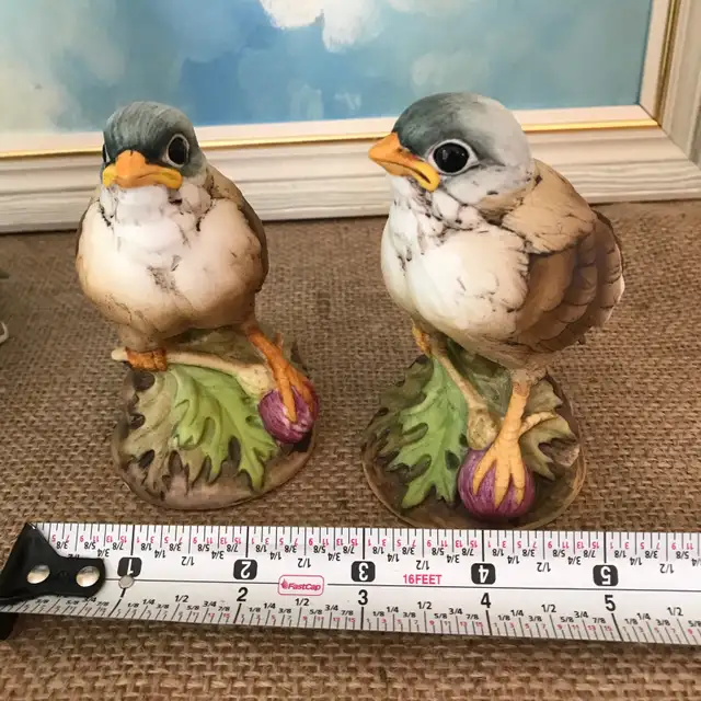 Pair of Baby Gold Finch Figurines by Andrea by Sadek  in Home Décor & Accents in Ottawa - Image 8