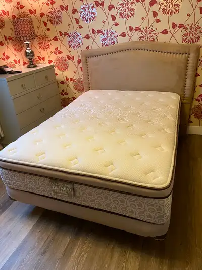 Lit double, incluant matelas, base et tête de lit, View more