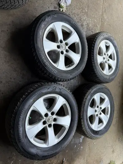STILL AVAILABLE Came off Toyota Sienna,comes with sensors,Bolt pattern 5x114.3,Size 235/60/17, Cente...
