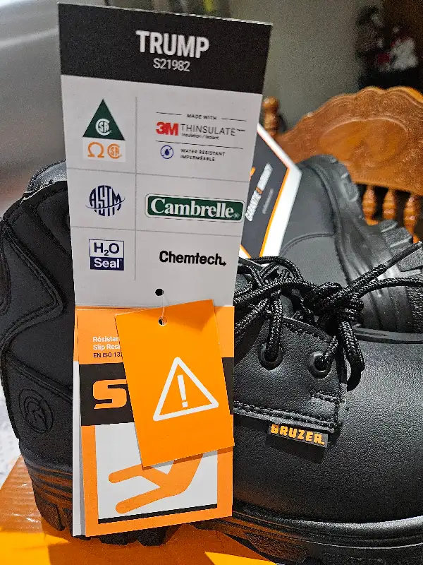Bottes de travail de STC Footwear in Men's Shoes in Laval / North Shore - Image 5