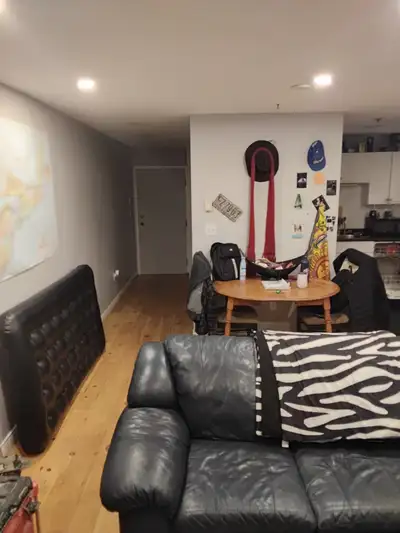 Furnished room for rent in bedroom apartment.Queen bed.Large armoire.Computer dest/chair optional.2n...