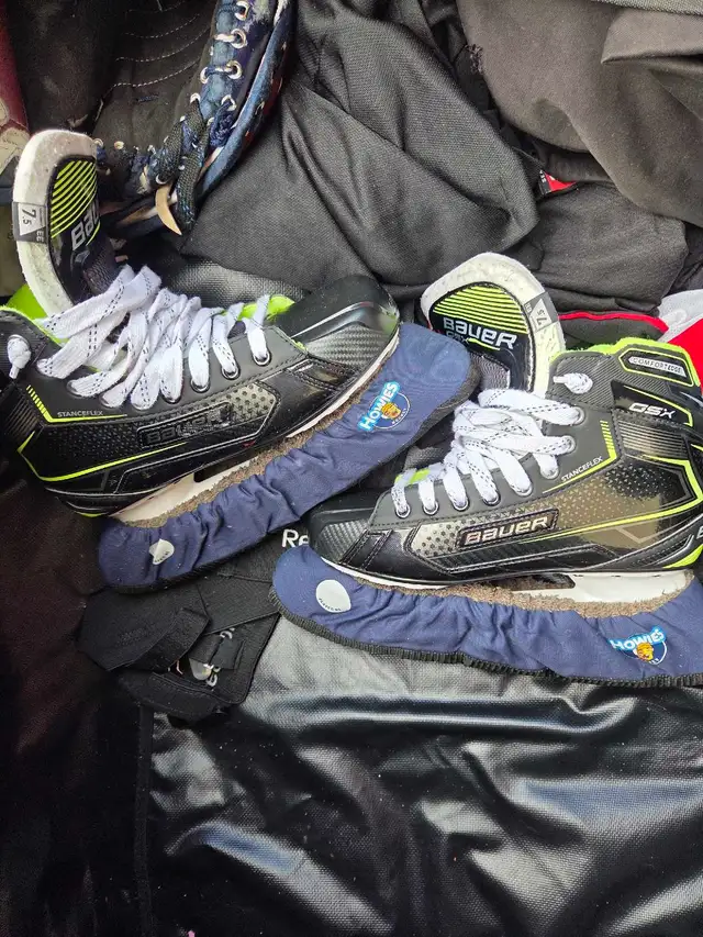 hockey goalie equipment in Hockey in Oshawa / Durham Region - Image 8