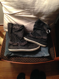 zip up sneaker/boot sz 8 $5