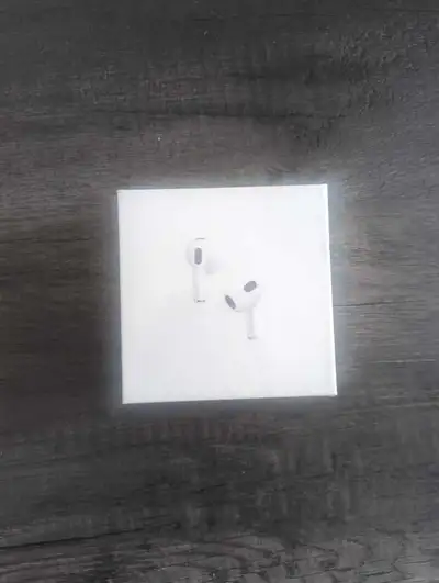AirPods 3 à vendre – Très bon état Je vends mes AirPods 3 Apple en excellent état, ils fonctionnent...