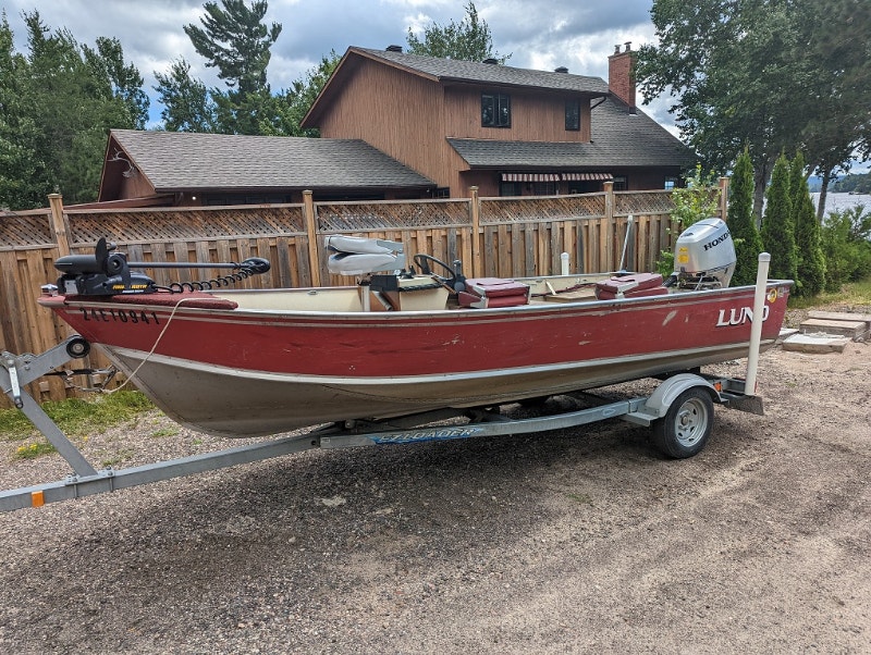 16.5ft Lund Fishing Boat with 40hp Honda motor and trailer