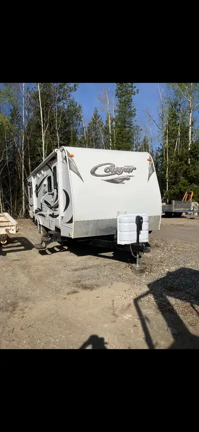 2011 Cougar (keystone) 2nd owner, like new Sleeps six 2 slides Power awning Power hitch Rear pullout...