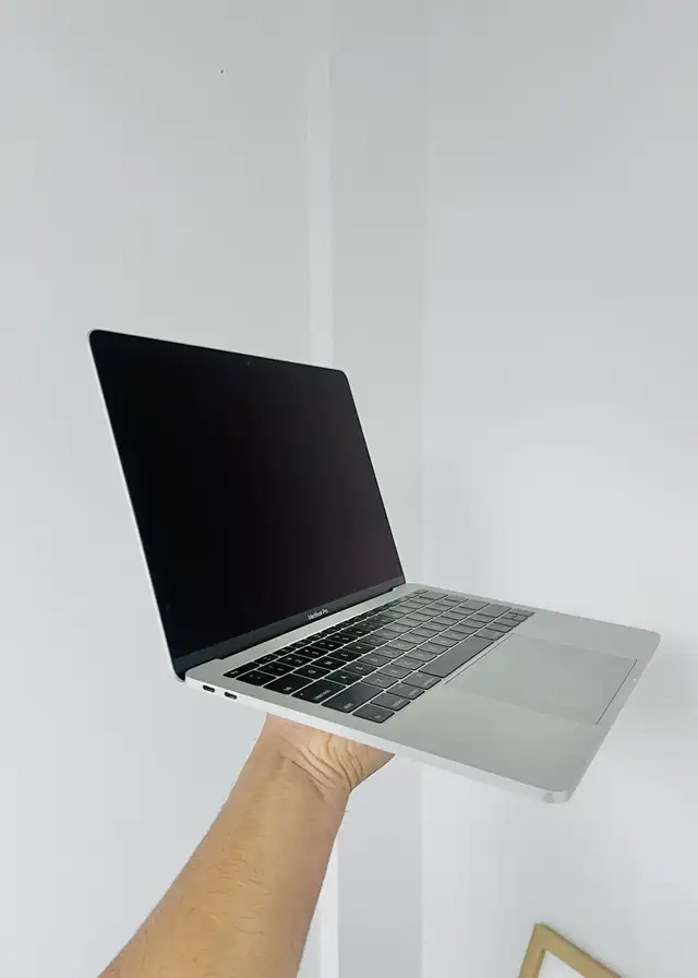 MacBook Pro528477312380446721