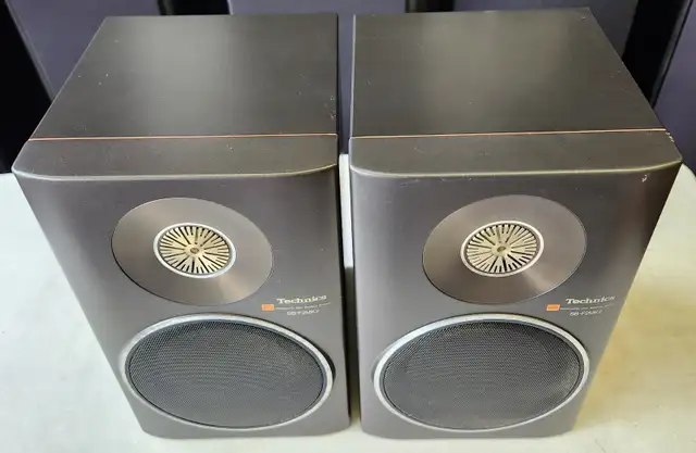 TECHNICS SB-F2MK2 BOOKSHELF SPEAKERS in Speakers in City of Toronto - Image 3