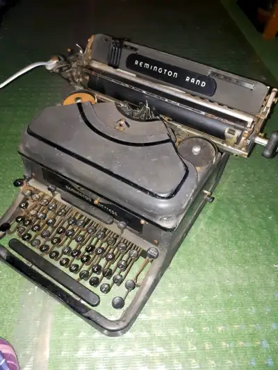 Vintage Remington Rand Noiseless typewriter. This large heavy unit has seen better days but with som...