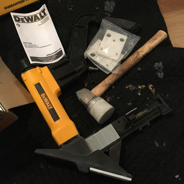 DEWALT DWFP12569 2in1 Outil à Plancher + agrafes + parevapeur