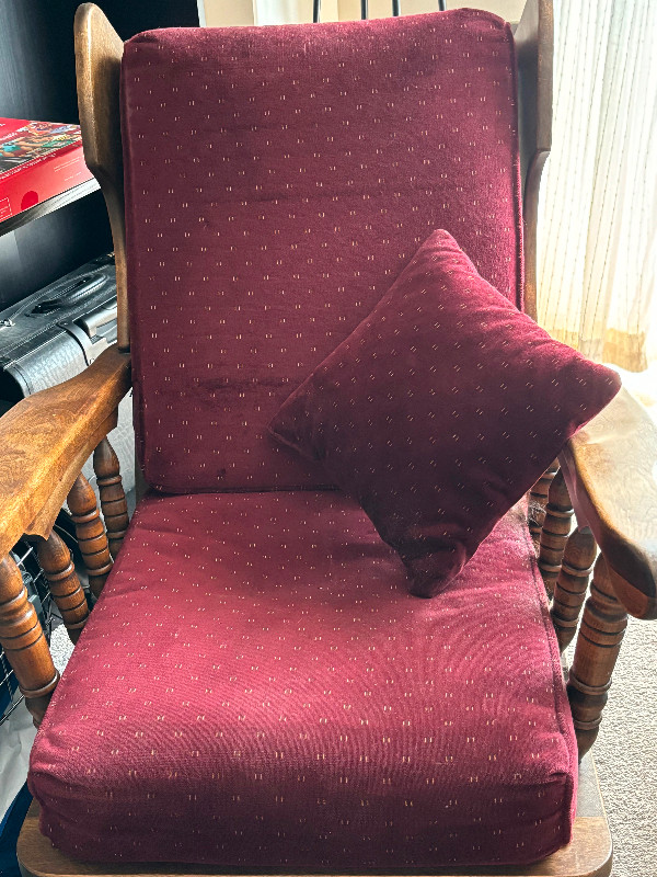 Antique Rocking Chair in Chairs & Recliners in Hamilton - Image 3