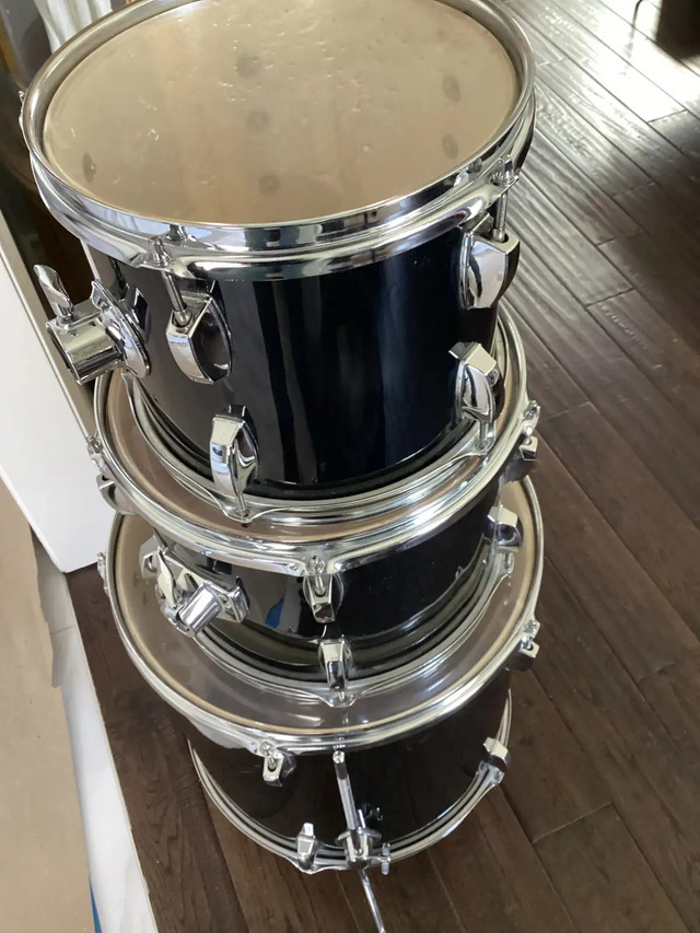 Complete 5 piece drum set with hardware in Drums & Percussion in City of Toronto - Image 3