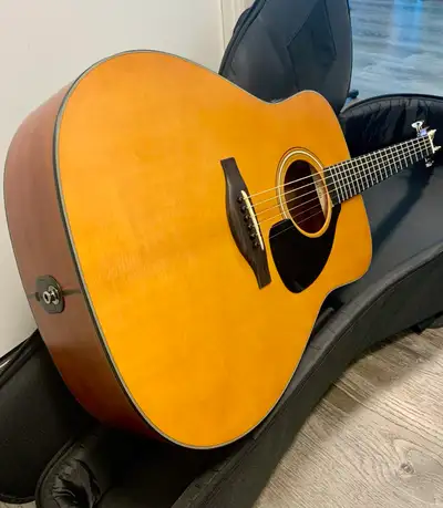 Great Condition! Retail price $1800 Gibson Larrivee Prs Ibanez Taylor Martin Acoustic Guitar