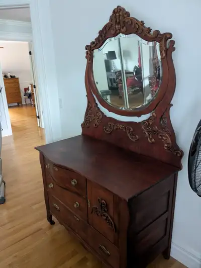 Meuble antique en acajou 325$, View more