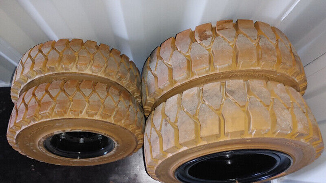 set de roues et pneus blanc (non-marquant) chariot élévateur dans Autres équipements commerciaux et industriels  à Lanaudière - Image 2
