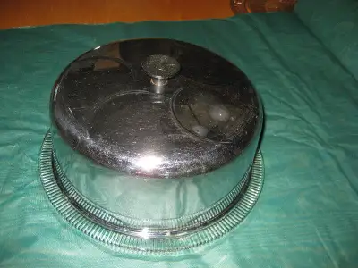 VINTAGE - CLOCHE À GÂTEAU - VAISSELLE ET PLUSIEURS ARTICLES DE CUISINE - Plats et rôtissoire à four...